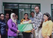 Tim Pembina Posyandu Dairi Pantau Layanan dan Serahkan Bantuan Sarana di Sidiangkat