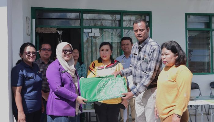 Tim Pembina Posyandu Dairi Pantau Layanan dan Serahkan Bantuan Sarana di Sidiangkat