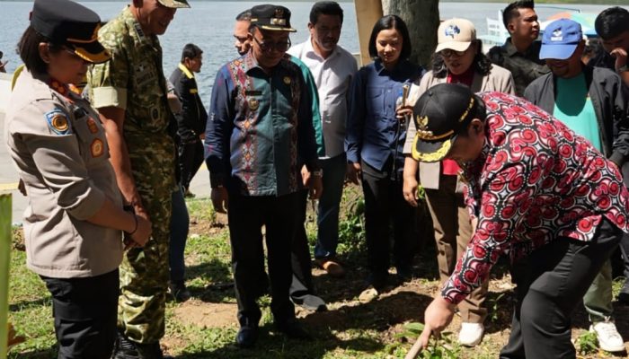 Jaga Ekosistem Danau Toba, Bupati Samosir Bersama Yayasan Pusuk Buhit Tebar 1.000 Bibit Ikan dan Tanam 1.000 Pohon
