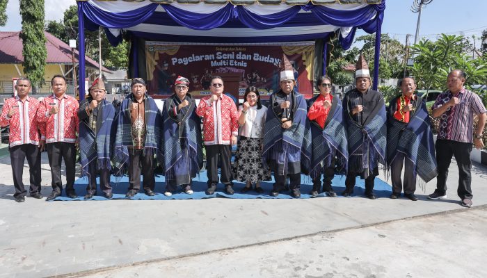 Wali Kota Wesly Buka Pagelaran Seni Budaya Multi Etnis di Monumen Raja Sang Naualuh