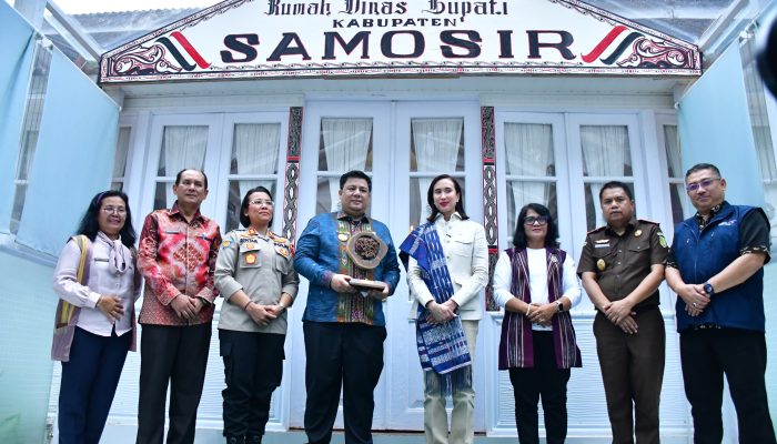 Menparekraf Kunjungi Samosir, Vandiko Serahkan Proposal Pengembangan Pariwisata