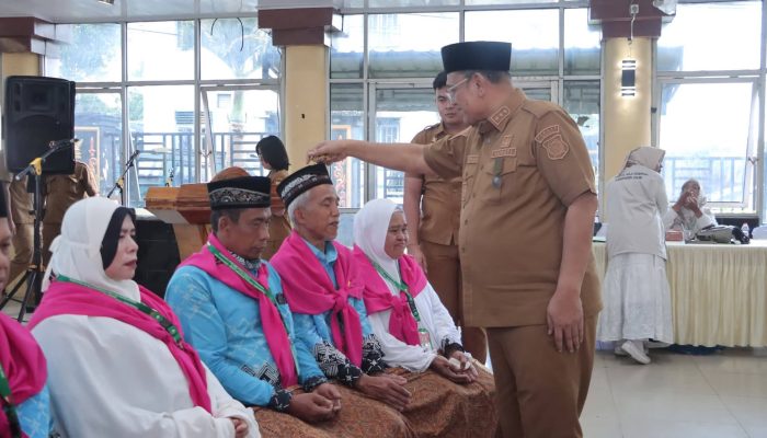 Vickner-Wahyu Tepung Tawar 17 Orang Calon Haji Kabupaten Dairi