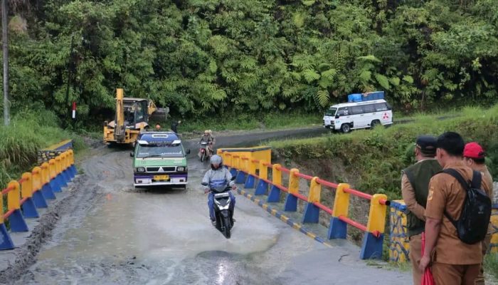 Wabup Dairi Tinjau Penanganan Longsor Jalinsum di Parbuluan V