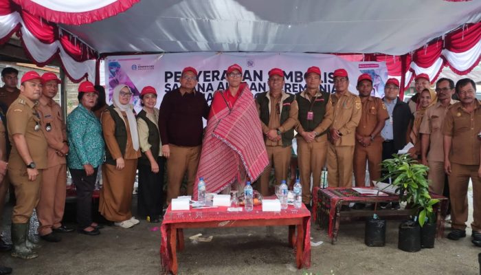 Pemkab Dairi dan Mercy Corps Resmikan Sarana Air Bersih serta Tanam Pohon Penaung Kopi