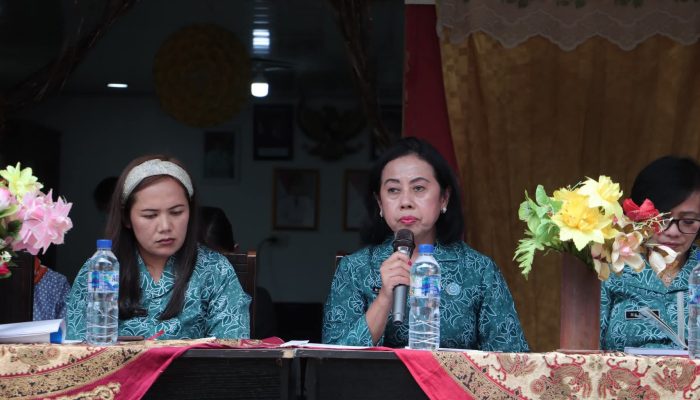 Ketua TP PKK Dairi Bina Desa Bulu Duri sebagai Desa PAAR