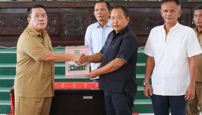 Hadiri Paripurna DPRD, Wali Kota Wesly Silalahi Setujui Ranperda Perlindungan Tenaga Kerja Lokal