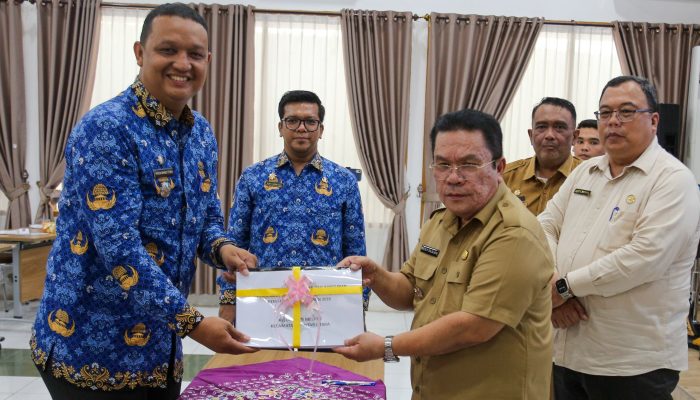 Wali Kota Pematangsiantar Serahkan DKP dan SPPT PBB-P2 2026, Target Penerimaan Rp12,5 Miliar
