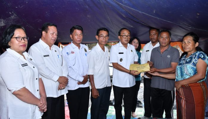 Wabup Samosir Serahkan Bantuan untuk Korban Kebakaran di Simanindo