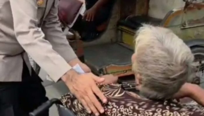 Viral, Polisi di Medan Bantu Lansia Naik Betor Usai Ibadah