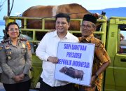 Vandiko Gultom Serahkan Kurban untuk Delapan BKM