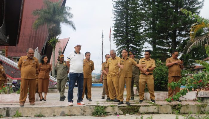 Bupati Taput Tinjau Penataan Taman Kota dan Kawasan Aek Sigeaon
