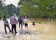 Polsek Bosar Maligas Sigap Evakuasi Korban dan Salurkan Bansos Saat Banjir
