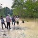 Polsek Bosar Maligas Sigap Evakuasi Korban dan Salurkan Bansos Saat Banjir