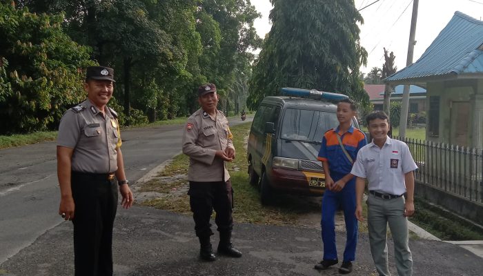Bhabinkamtibmas Amankan Arus Pagi, Pengendara Tanpa Helm Ditegur