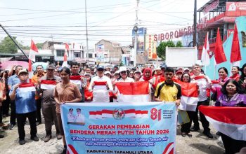 Pemkab Taput Bagikan 1.814 Bendera Merah Putih di Siborong-borong