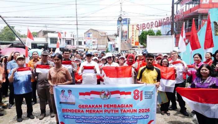 Pemkab Taput Bagikan 1.814 Bendera Merah Putih di Siborong-borong
