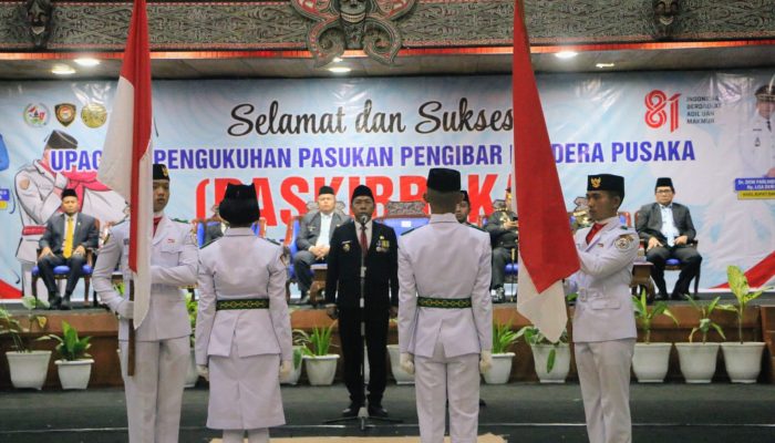 Kukuhkan 17 Anggota Paskibraka, Bupati Taput Dorong Pembentukan Karakter Generasi Muda