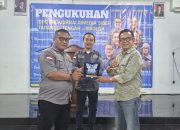Bung Jamil Serahkan Cenderamata pada Pengukuhan DPC PJS Sibolga-Tapteng