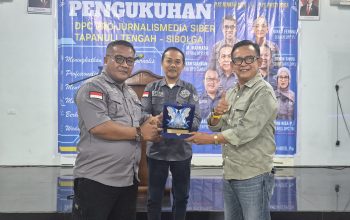 Bung Jamil Serahkan Cenderamata pada Pengukuhan DPC PJS Sibolga-Tapteng