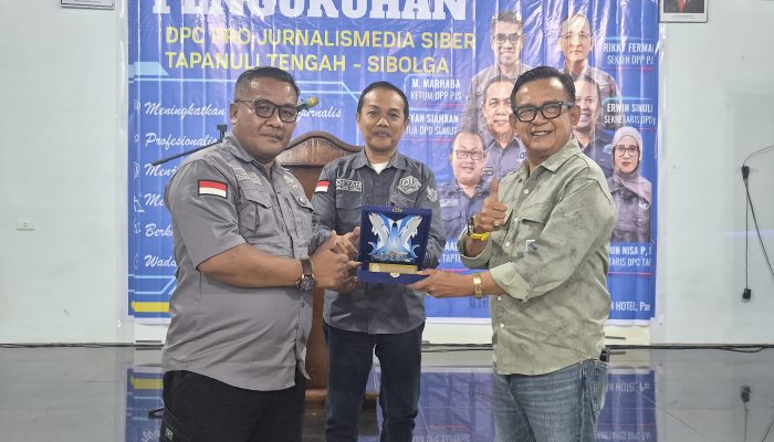 Bung Jamil Serahkan Cenderamata pada Pengukuhan DPC PJS Sibolga-Tapteng