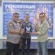 Bung Jamil Serahkan Cenderamata pada Pengukuhan DPC PJS Sibolga-Tapteng