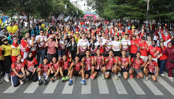 Wali Kota Wesly Serahkan Hadiah Fun Run Merah Putih 8,1K
