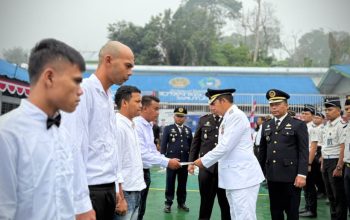 HUT ke-81 RI, Bupati JTP Hutabarat Serahkan  654 Warga Binaan Taput Terima Remisi