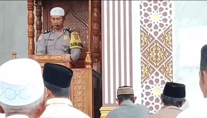Jadi Khatib Jumat, Bhabinkamtibmas Polsek Bosar Maligas Ajak Jaga Toleransi