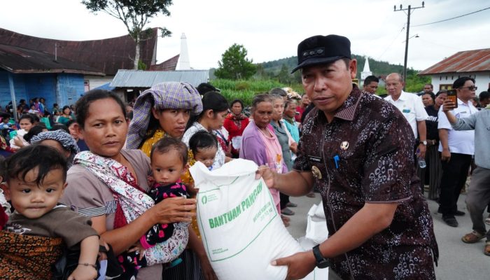Bupati Taput Salurkan Bantuan Beras untuk 2.782 Keluarga