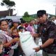 Bupati Taput Salurkan Bantuan Beras untuk 2.782 Keluarga