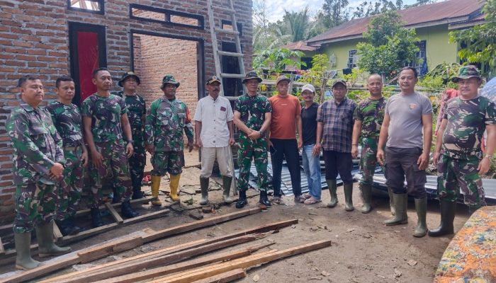 Polri-TNI Gotong Royong Pulihkan Rumah Korban Puting Beliung