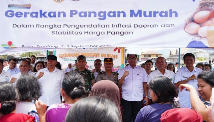 Bupati Taput Buka Gerakan Pangan Murah di Pasar Tarutung