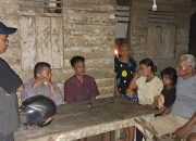 Bhabinkamtibmas Bujuk Dua Murid SD Kembali Sekolah