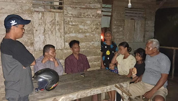 Bhabinkamtibmas Bujuk Dua Murid SD Kembali Sekolah