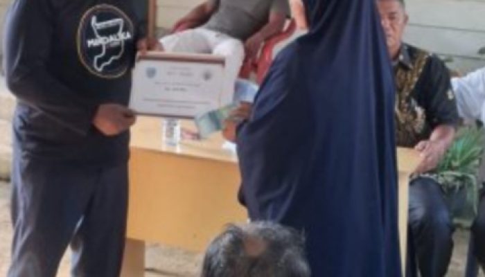 Pemdes N-8 Aek Nabara Salurkan BLT Kepada 15 Keluarga Penerima Mamfaat 