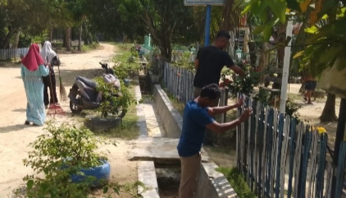 Jumat Bersih, Pemdes N.8 Aek Nabara Dan Warga Gotong Royong Jaga Kebersihan Lingkungan 
