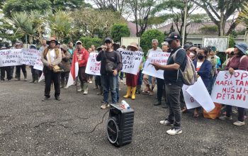 Petani Silombu Girsip Unjuk Rasa, Tuntut Pembalakan Dihentikan