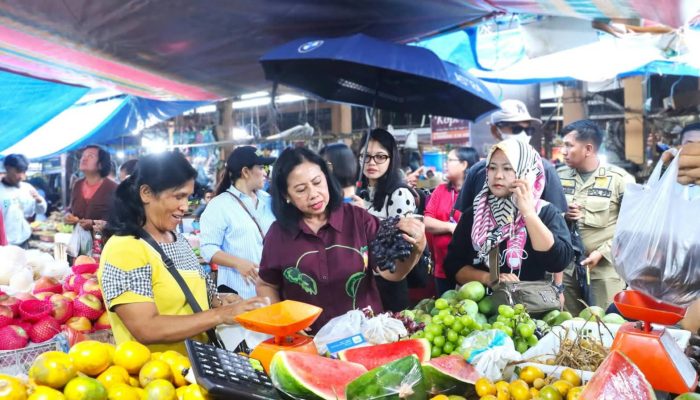 Belanja di Pasar Sidikalang, Bupati Vickner Ajak Warga Dukung Pedagang