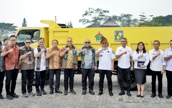 Bupati Anton Terima Bantuan Dump Truk dari PTPN IV