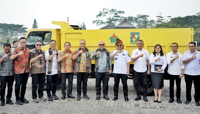 Bupati Anton Terima Bantuan Dump Truk dari PTPN IV