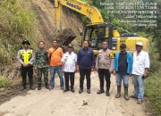 Polres Simalungun Bantu Bersihkan Longsor di Jalur KSPN