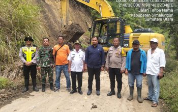 Polres Simalungun Bantu Bersihkan Longsor di Jalur KSPN