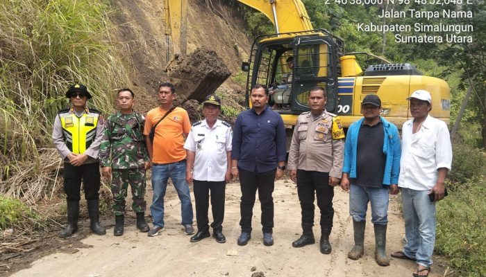Polres Simalungun Bantu Bersihkan Longsor di Jalur KSPN